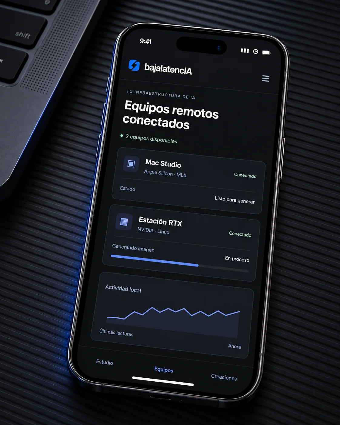 Visualización ilustrativa de un iPhone con bajalatencIA: equipos remotos conectados, un Mac Studio y una estación RTX, y su actividad local.